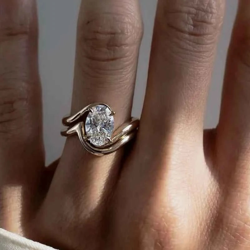 Anel Oval de Moissanite 2,5ct em Prata 925 com Banho de Ouro 18K — Aliança Tripla Luxuosa Certificada GRA, Moissanite Cor D VVS1 — Monlí