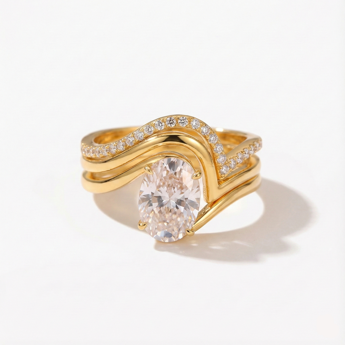 Anel Oval de Moissanite 2,5ct em Prata 925 com Banho de Ouro 18K — Aliança Tripla Luxuosa Certificada GRA, Moissanite Cor D VVS1 — Monlí