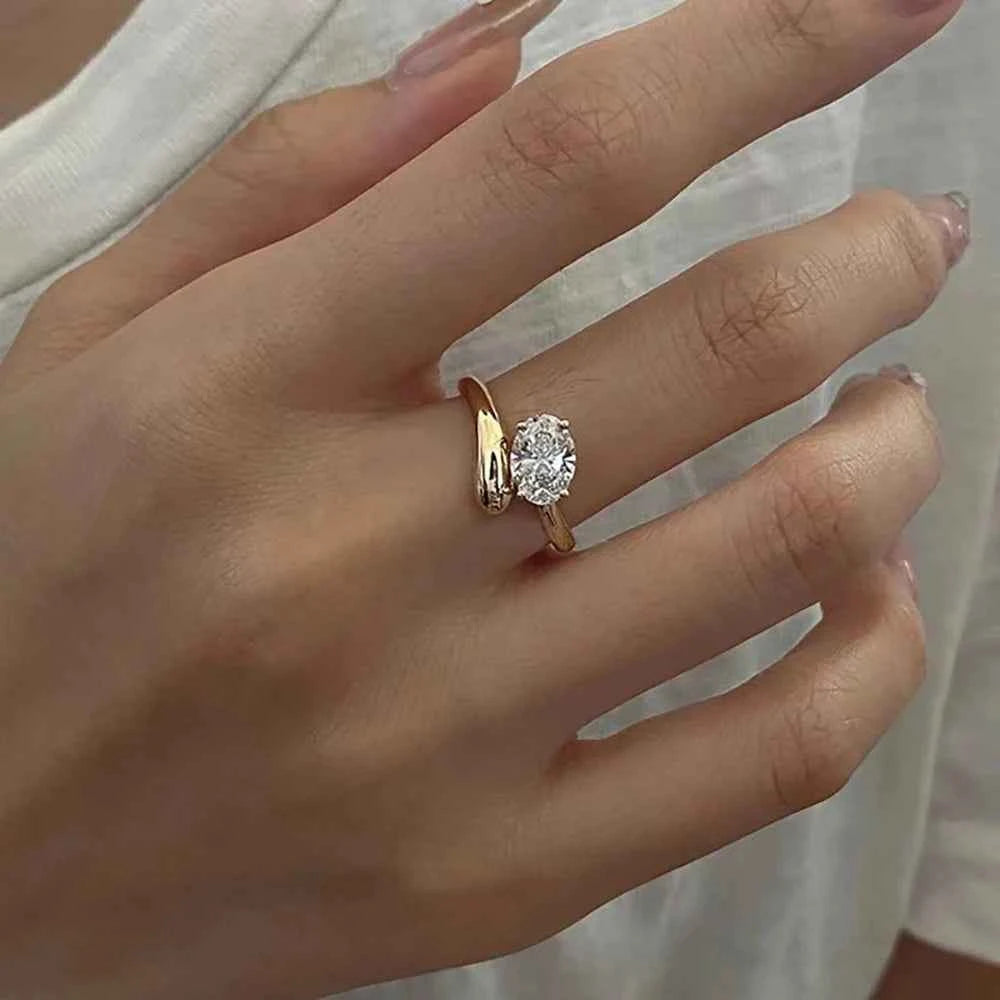 Anel Aberto Ajustável Moissanite Oval 1.5ct em Prata 925 Banhado a Ouro 18k – D Color VVS1 com Certificação GRA – Monlí