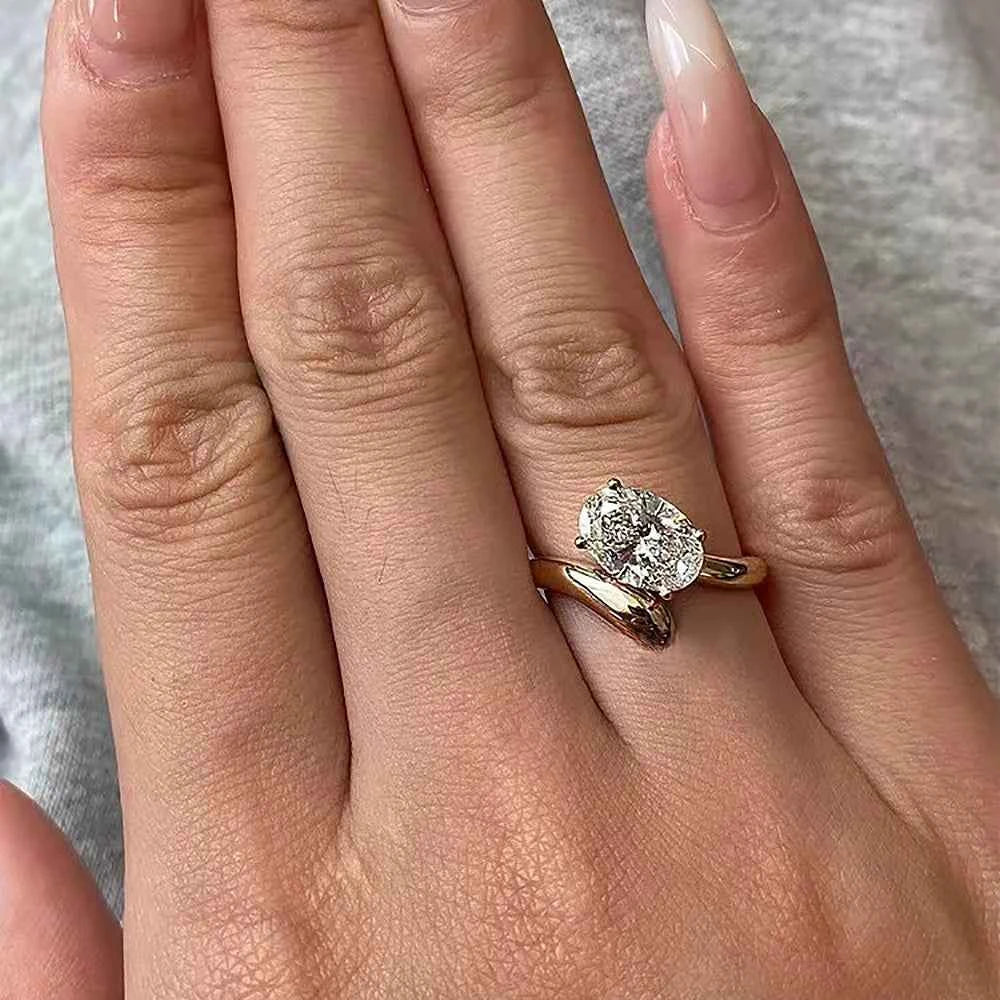 Anel Aberto Ajustável Moissanite Oval 1.5ct em Prata 925 Banhado a Ouro 18k – D Color VVS1 com Certificação GRA – Monlí