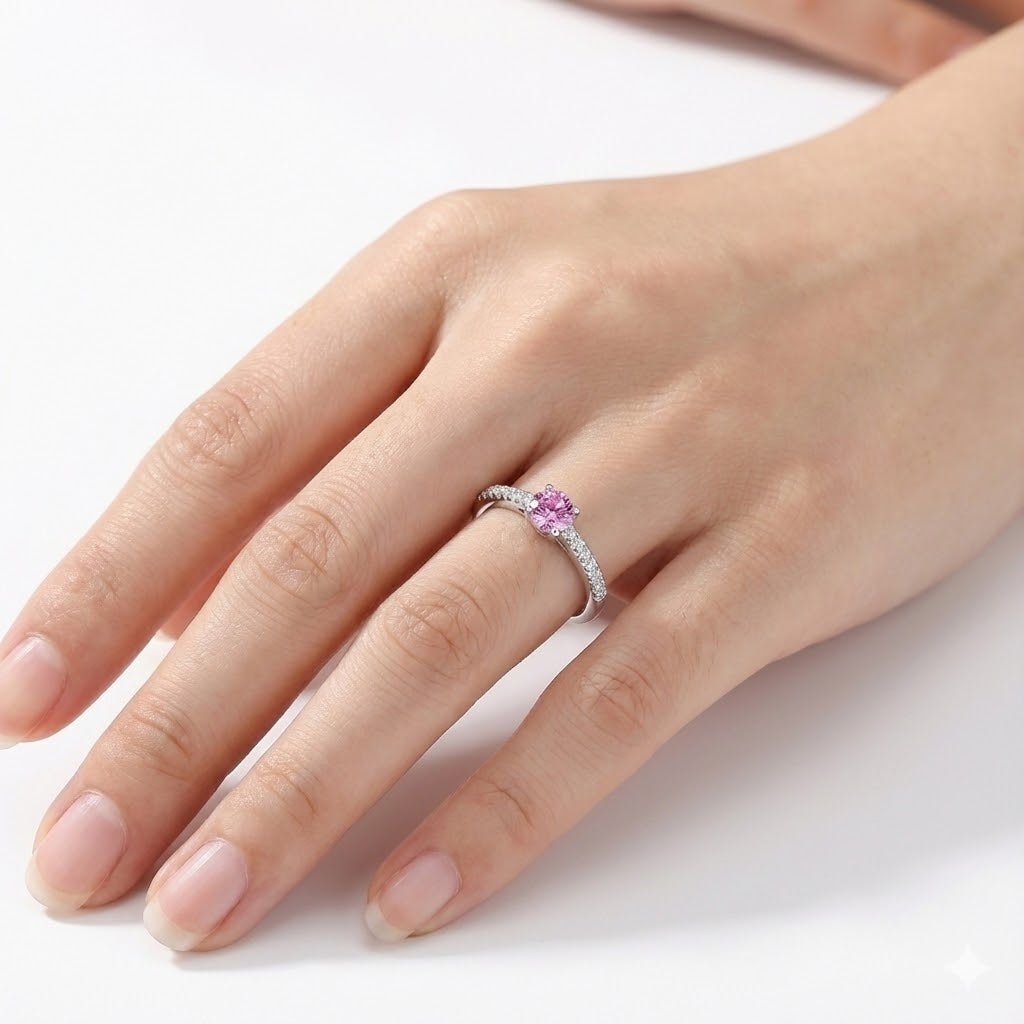 Anel Solitário Cravejado Moissanite Colorida 0.3ct – 4mm – Prata 925 – D Color VVS1 – Moissanite Azul, Verde, Rosa, Amarelo