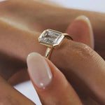 Anel Solitário Emerald Cut Bezel 1ct 2ct 3ct Moissanite Prata 925 Banhado a Ouro 18K Anel de Noivado Luxo