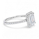 Anel Halo Moissanite Corte Esmeralda 1 e 2 Quilates Cravejado em Prata 925 com Ródio e Moissanite Cor D VVS1 Certificada
