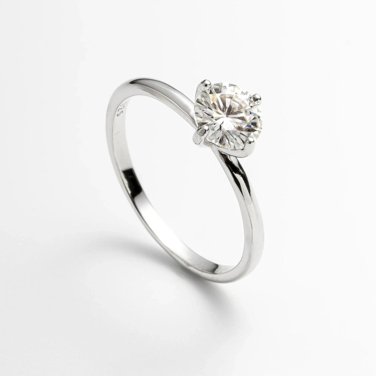 Anel Solitário 0,5ct de Moissanite Brilhante com 4 Garras, Prata 925 com Ródio, Moissanite Cor D VVS1 Certificada - Monlí