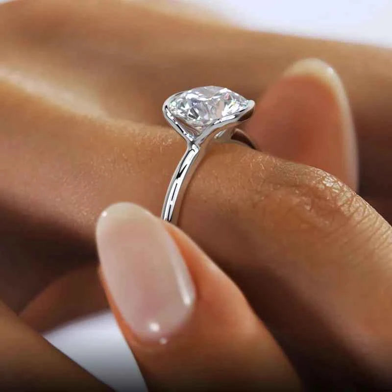 Anel Solitário Moissanite 1ct em Prata 925 — Clássico com Cravação Biselada e Certificação GRA — Monlí