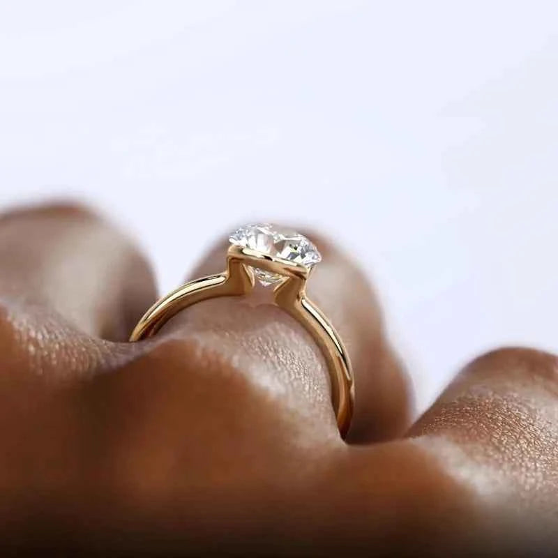 Anel Solitário Moissanite 1ct em Prata 925 — Clássico com Cravação Biselada e Certificação GRA — Monlí