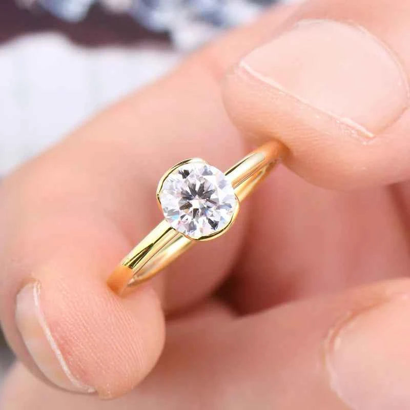 Anel Solitário Moissanite 1ct em Prata 925 — Clássico com Cravação Biselada e Certificação GRA — Monlí