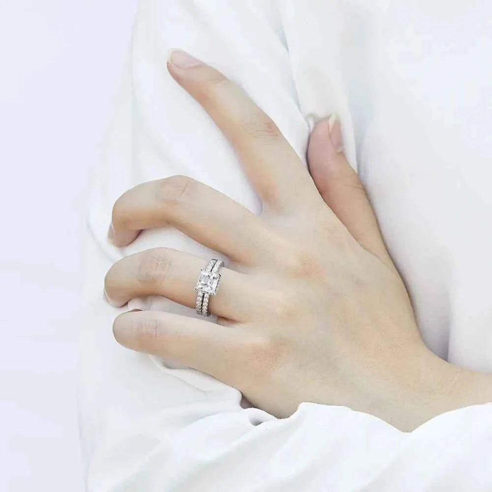 Anel Solitário Moissanite 2ct Princess Cut com Aliança Cravejada em Prata 925 Banhada a Ouro Branco 18k e Moissanite Cor D VVS1 Certificada