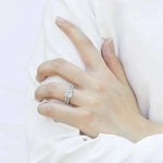 Anel Solitário Moissanite 2ct Princess Cut com Aliança Cravejada em Prata 925 Banhada a Ouro Branco 18k e Moissanite Cor D VVS1 Certificada