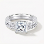 Anel Solitário Moissanite 2ct Princess Cut com Aliança Cravejada em Prata 925 Banhada a Ouro Branco 18k e Moissanite Cor D VVS1 Certificada