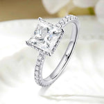 Anel Solitário Moissanite 2ct Princess Cut com Aliança Cravejada em Prata 925 Banhada a Ouro Branco 18k e Moissanite Cor D VVS1 Certificada