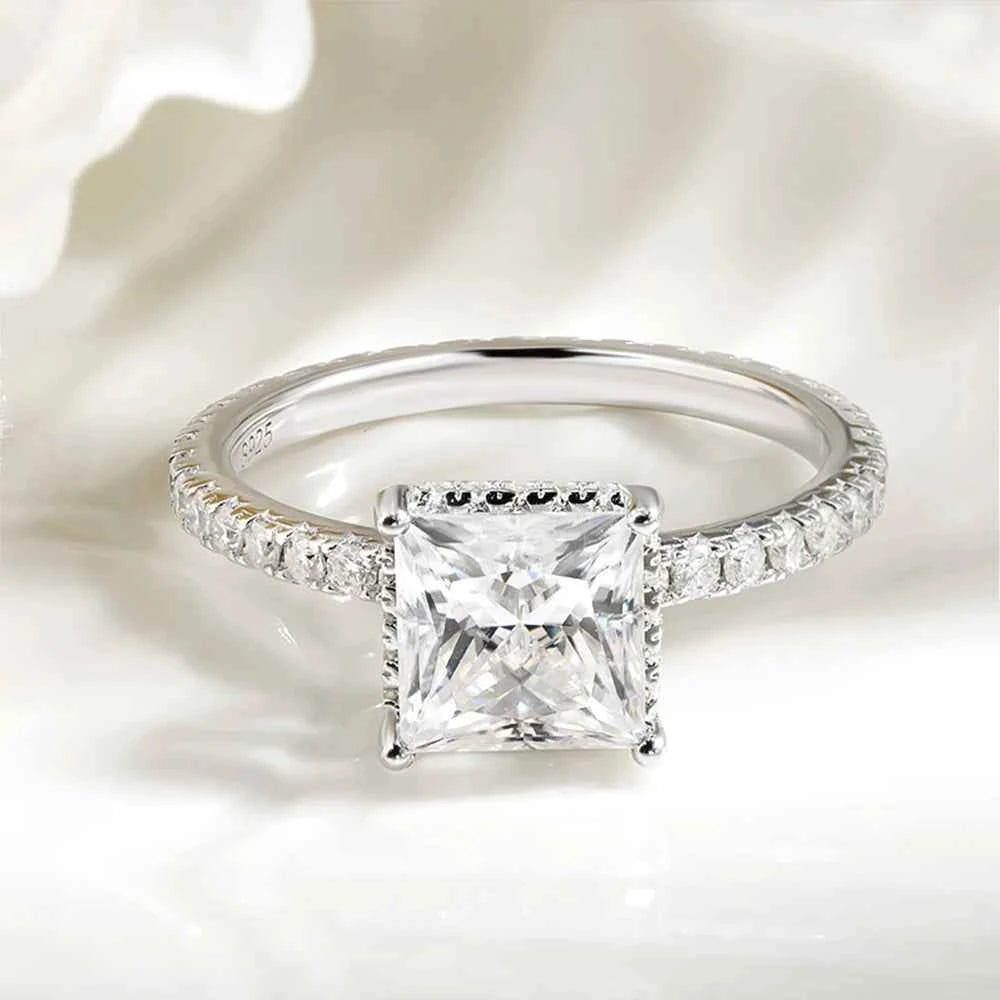 Anel Solitário Moissanite 2ct Princess Cut com Aliança Cravejada em Prata 925 Banhada a Ouro Branco 18k e Moissanite Cor D VVS1 Certificada