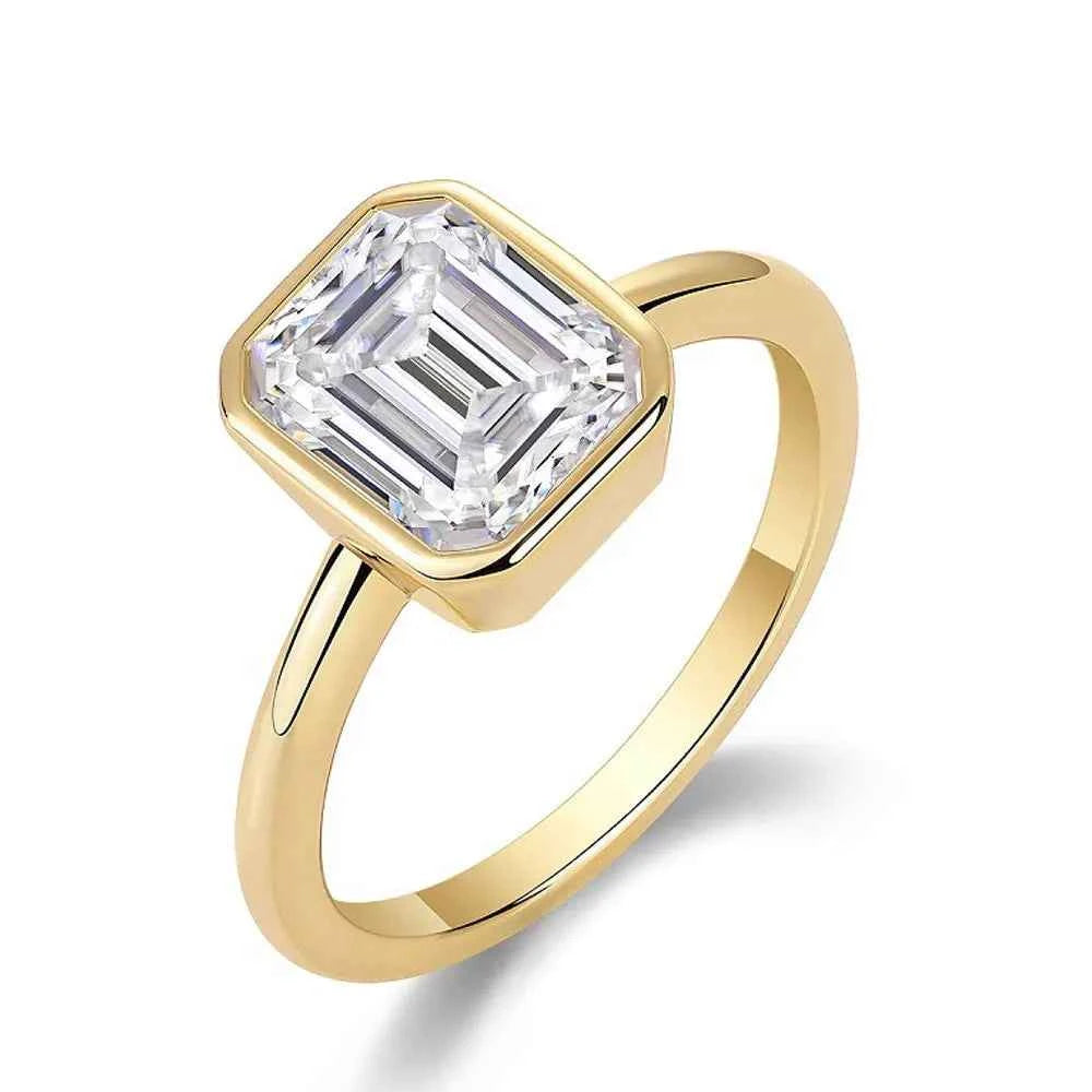 Anel Solitário Moissanite Corte Esmeralda 2 Quilates em Prata 925 com Banho em Ouro 18K e Moissanite Cor D VVS1 Certificada