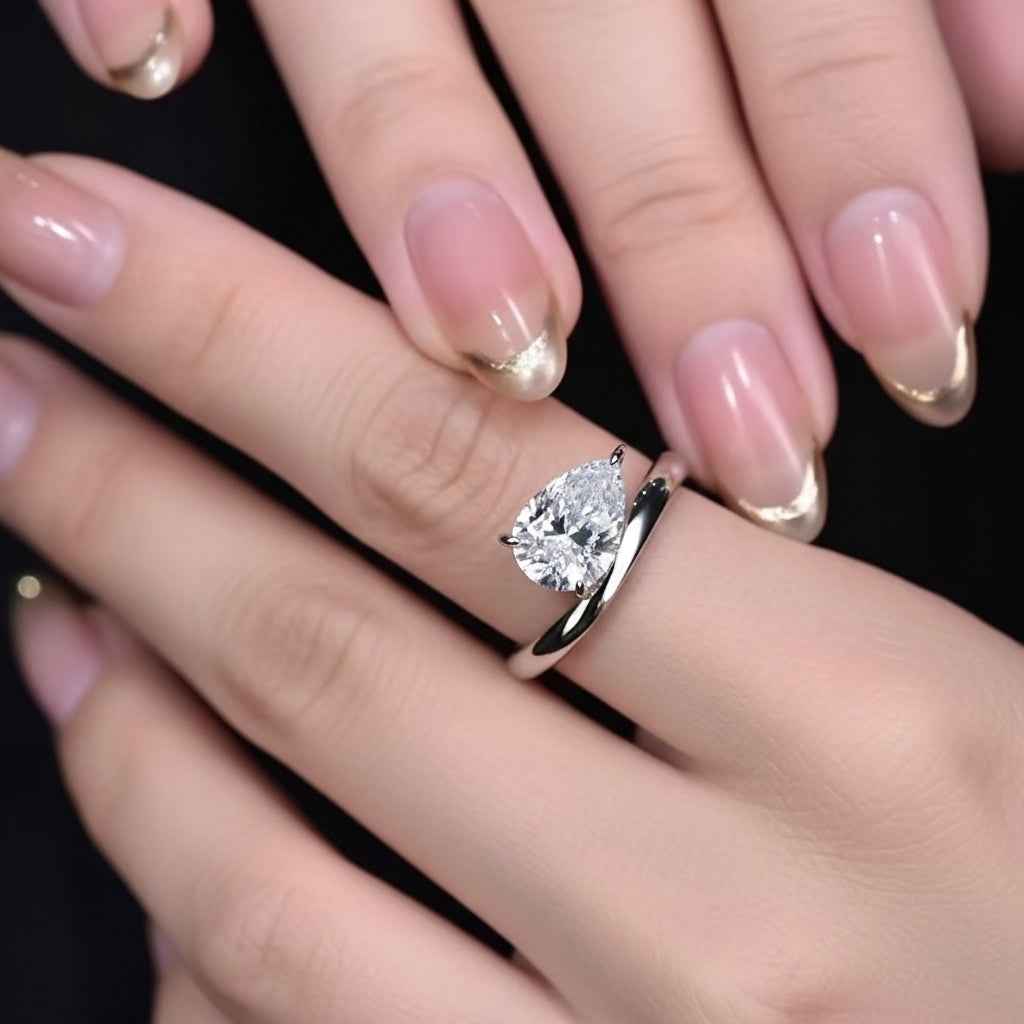 Anel Solitário Moissanite Gota 3ct (7x11mm) em Prata 925 com Banho de Ouro 18k e Moissanite Cor D VVS1 Certificada