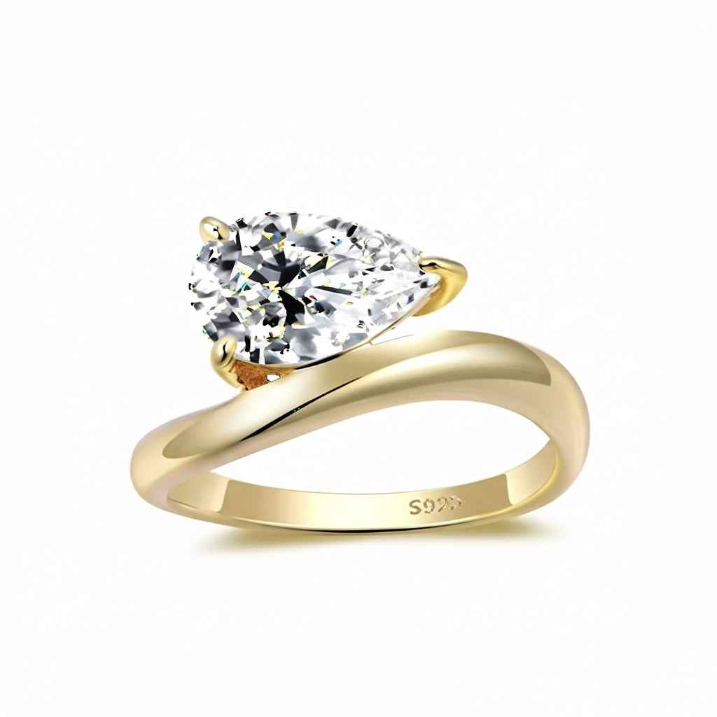 Anel Solitário Moissanite Gota 3ct (7x11mm) em Prata 925 com Banho de Ouro 18k e Moissanite Cor D VVS1 Certificada