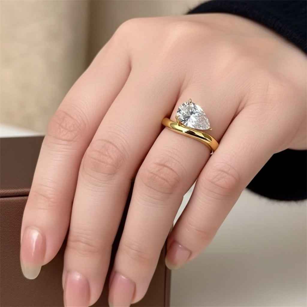 Anel Solitário Moissanite Gota 3ct (7x11mm) em Prata 925 com Banho de Ouro 18k e Moissanite Cor D VVS1 Certificada