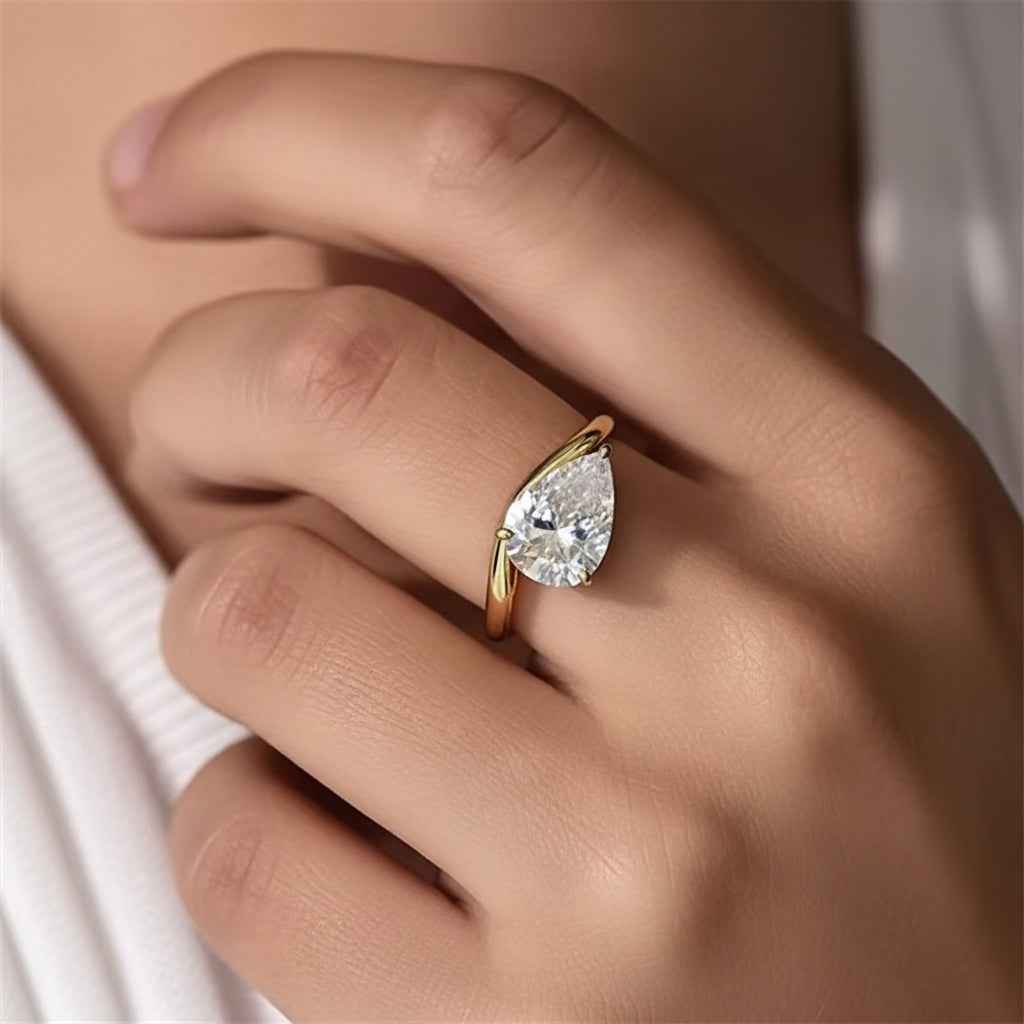 Anel Solitário Moissanite Gota 3ct (7x11mm) em Prata 925 com Banho de Ouro 18k e Moissanite Cor D VVS1 Certificada