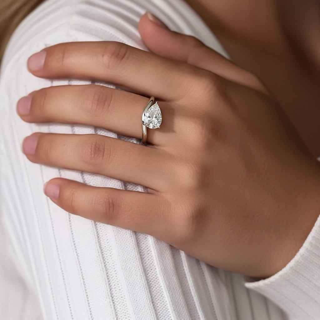 Anel Solitário Moissanite Gota 3ct (7x11mm) em Prata 925 com Banho de Ouro 18k e Moissanite Cor D VVS1 Certificada