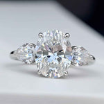 Anel Moissanite Oval 3 Pedras, Prata 925 com Ródio, 3,7ct e 9,6ct, Laterais em Gota, Certificado D VVS1