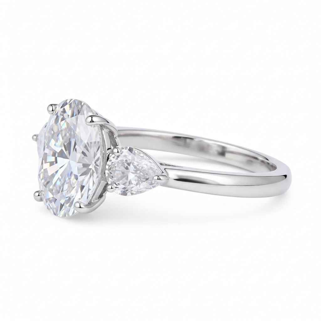 Anel Moissanite Oval 3 Pedras, Prata 925 com Ródio, 3,7ct e 9,6ct, Laterais em Gota, Certificado D VVS1