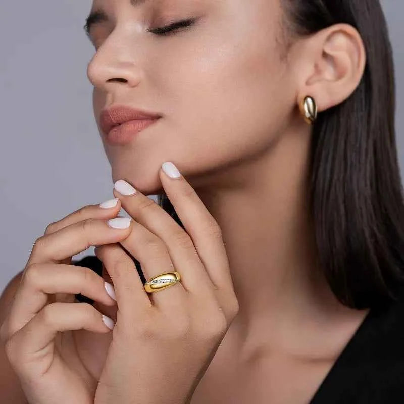 Anel Solitário Oval 0.5ct de Moissanite Cor D VVS1 em Prata 925 com Banho de Ouro 18k — Joia Fina Certificada GRA, Design Clássico e Elegante — Monlí