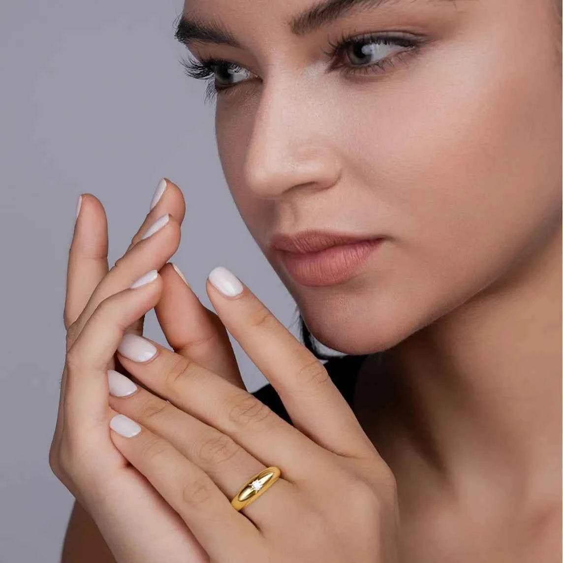 Anel Solitário Oval 0.5ct de Moissanite Cor D VVS1 em Prata 925 com Banho de Ouro 18k — Joia Fina Certificada GRA, Design Clássico e Elegante — Monlí