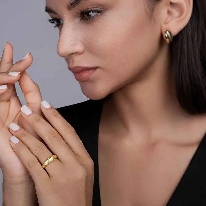 Anel Solitário Oval 0.5ct de Moissanite Cor D VVS1 em Prata 925 com Banho de Ouro 18k — Joia Fina Certificada GRA, Design Clássico e Elegante — Monlí