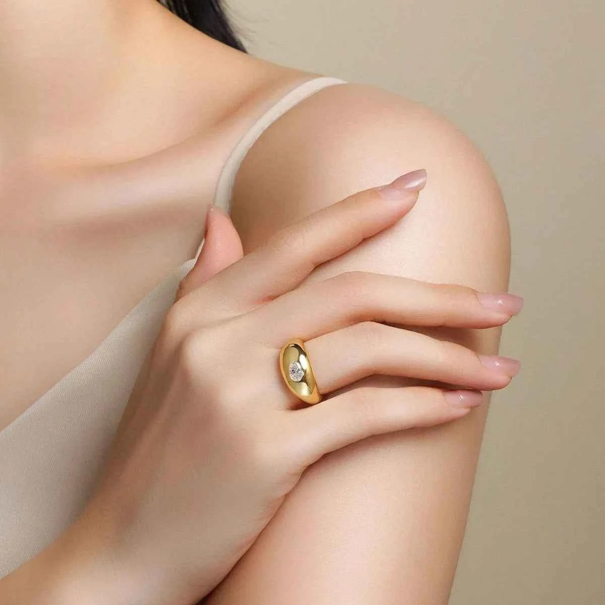 Anel Solitário Oval 0.5ct de Moissanite Cor D VVS1 em Prata 925 com Banho de Ouro 18k — Joia Fina Certificada GRA, Design Clássico e Elegante — Monlí