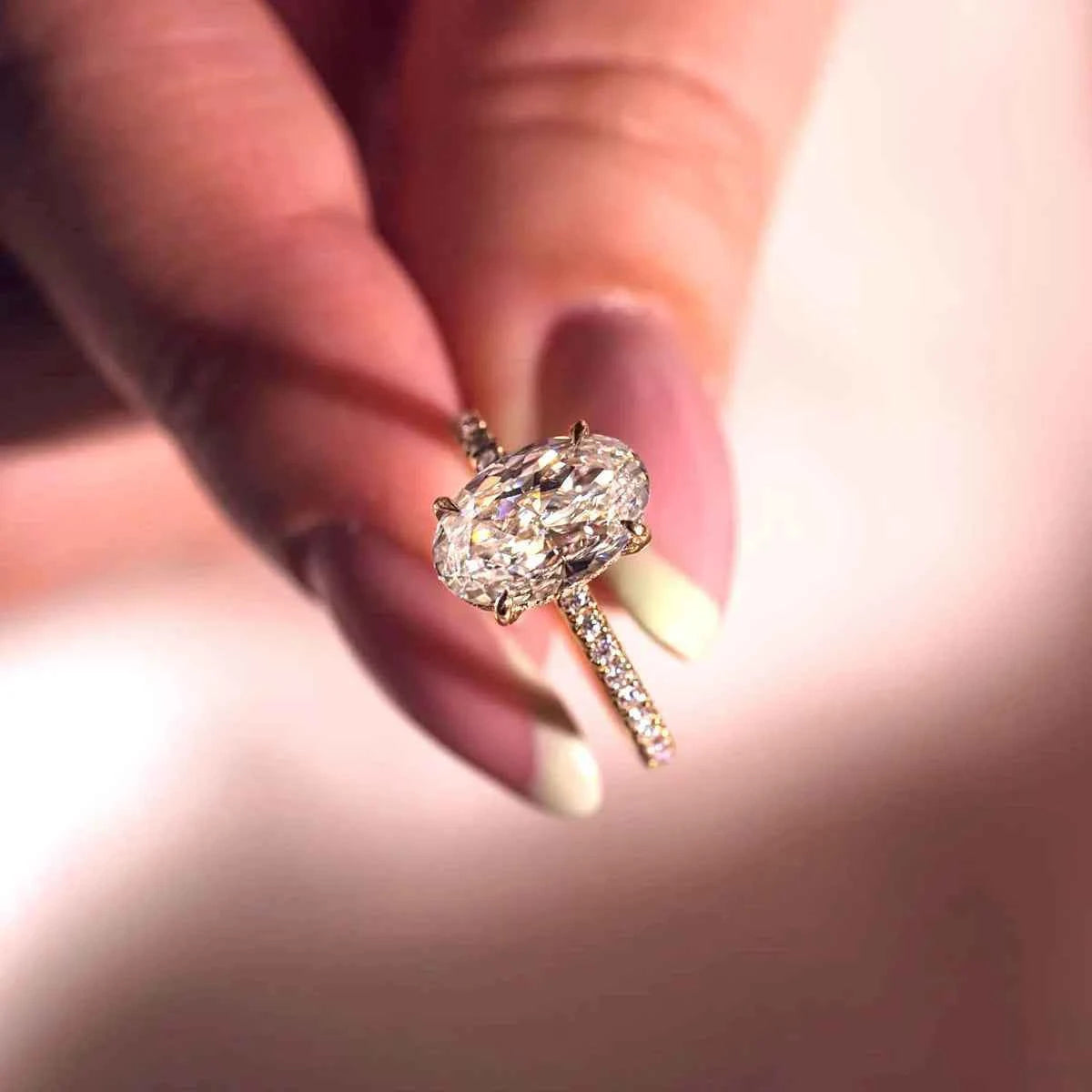 Anel Solitario Oval Cravejado de Moissanite 1ct 2ct 3ct em Ouro 18K com Moissanite Cor D VVS1 Certificada GRA | Monli