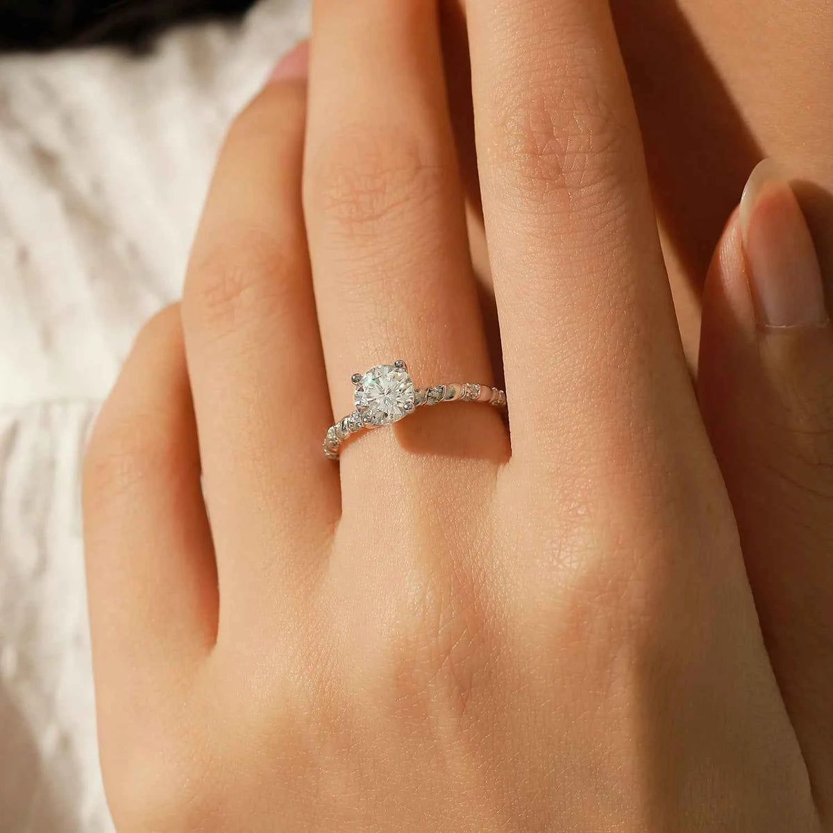 Anel de Moissanite 1ct Prata 925 com Design Torcido e Moissanite Cor D VVS1 Certificada