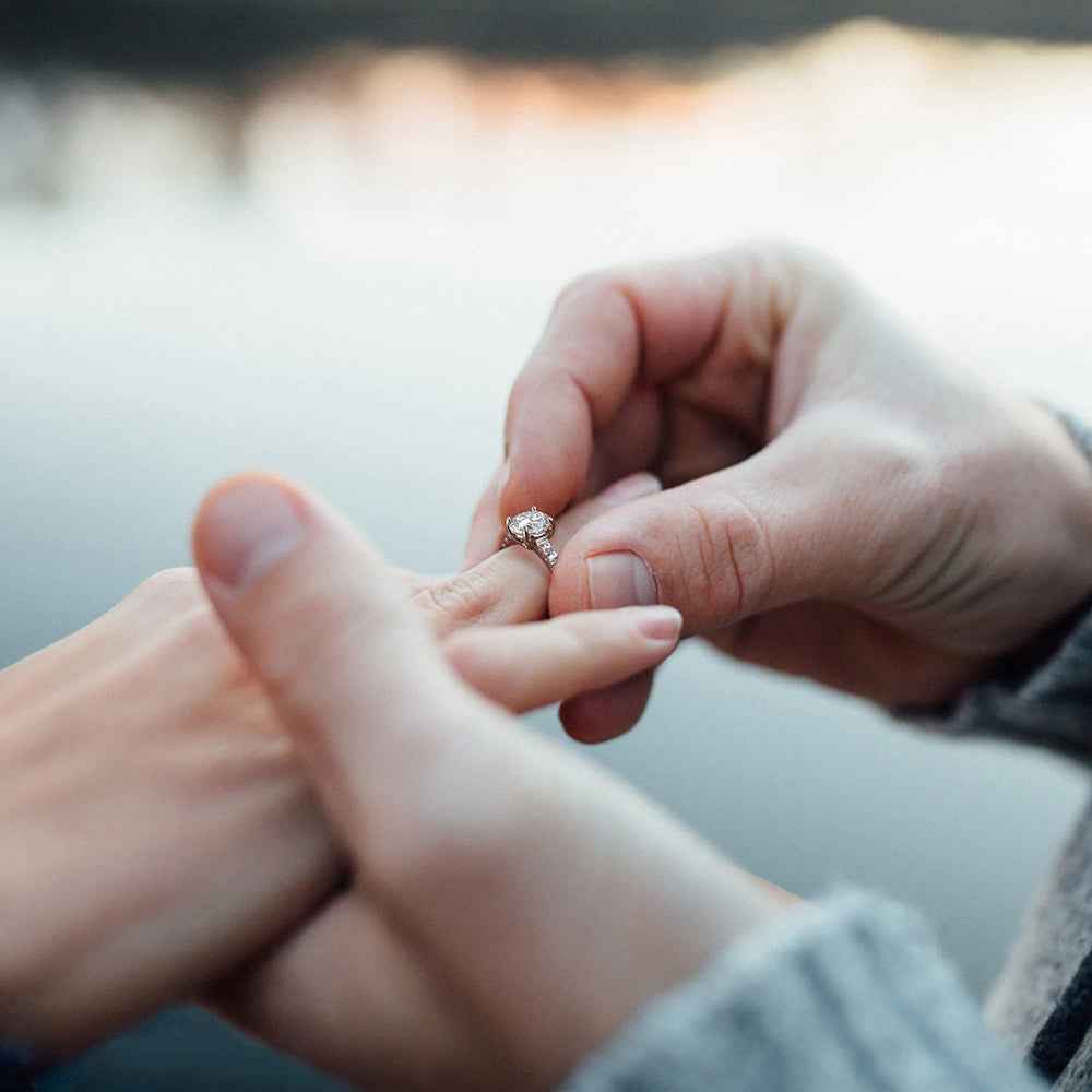 Anel Solitário Halo Oculto de Moissanite Brilhante 1 a 5ct em Prata 925, Moissanite Cor D VVS1 Certificada — Monlí