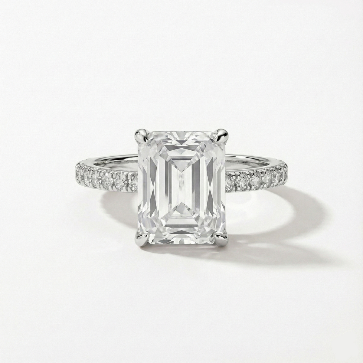 Anel Solitário de Moissanite Corte Emerald 4 Quilates com Halo Oculto em Prata 925, Moissanite Cor D VVS1 Certificada — Monlí