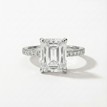 Anel Solitário de Moissanite Corte Emerald 4 Quilates com Halo Oculto em Prata 925, Moissanite Cor D VVS1 Certificada — Monlí
