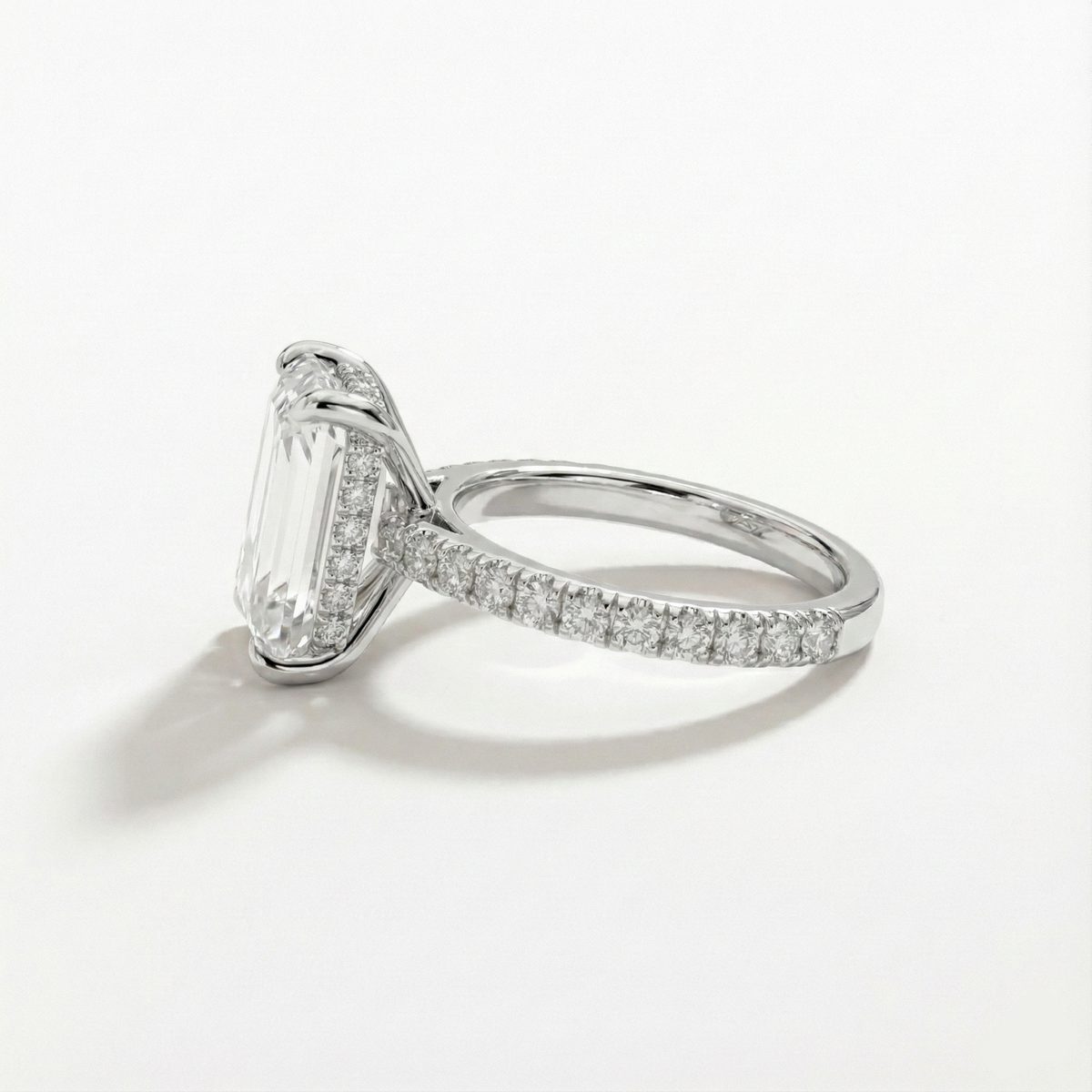 Anel Solitário de Moissanite Corte Emerald 4 Quilates com Halo Oculto em Prata 925, Moissanite Cor D VVS1 Certificada — Monlí
