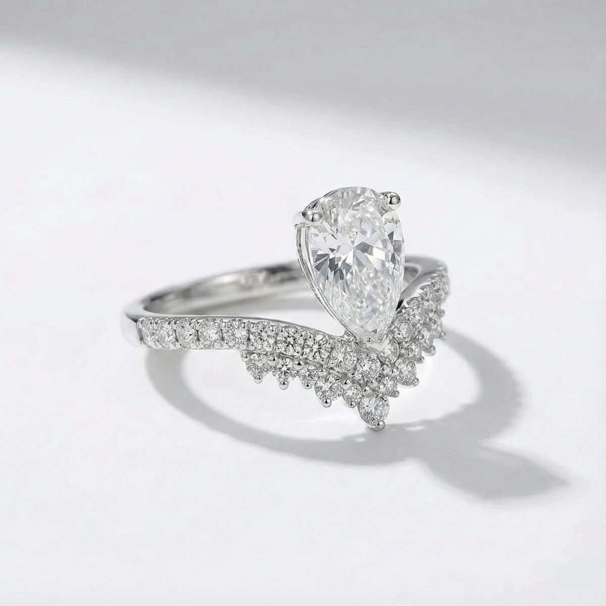 Anel Solitário de Moissanite Gota 1.5ct em Prata 925, Design Coroa, Moissanite Cor D VVS1 Certificada — Monlí
