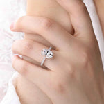 Anel Solitário de Moissanite Oval 4,5ct em Prata 925 com Banho de Ouro Branco 18k, Halo Oculto, Moissanite Cor D VVS1 Certificada — Monlí