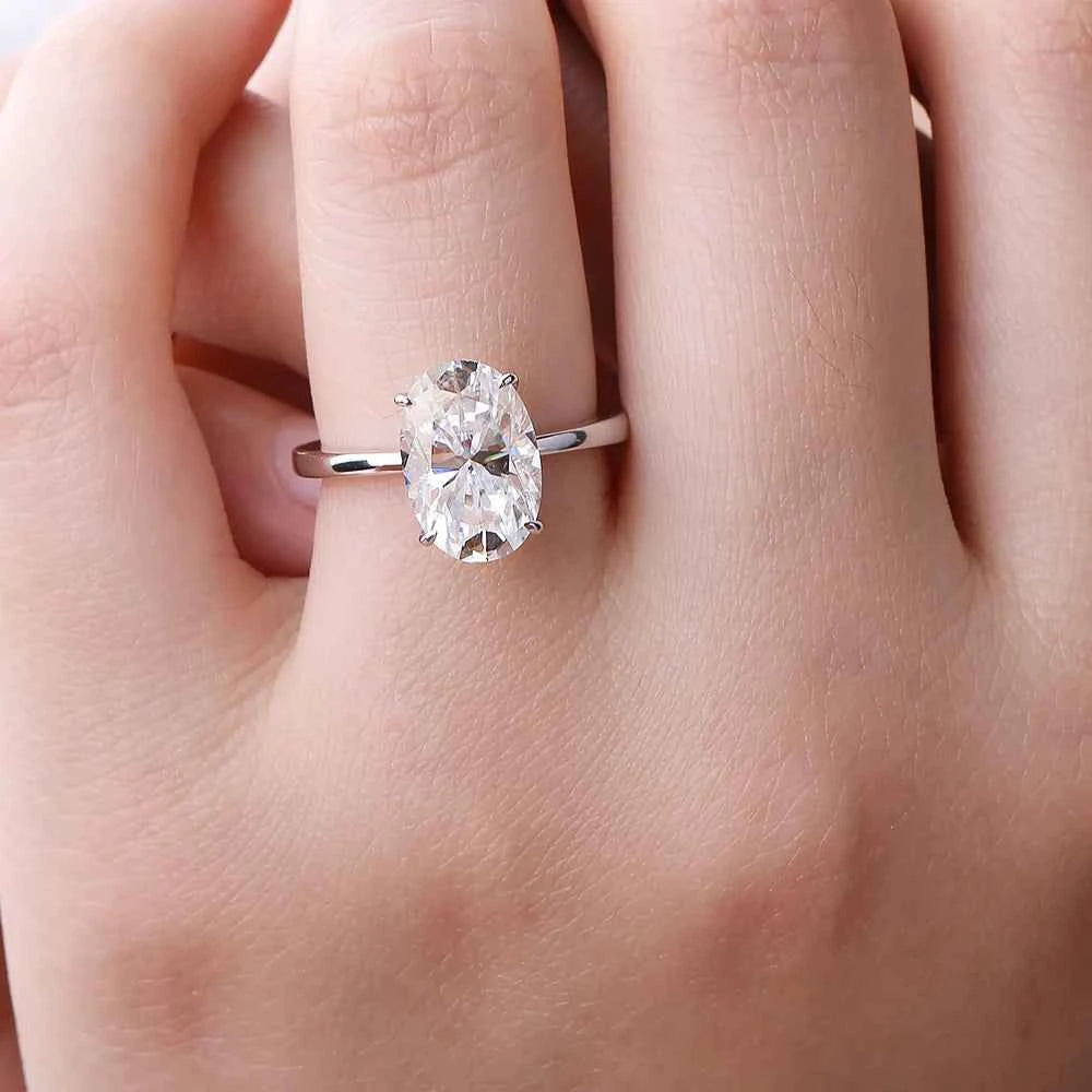 Anel Solitário de Moissanite Oval 4,5ct em Prata 925 com Banho de Ouro Branco 18k, Halo Oculto, Moissanite Cor D VVS1 Certificada — Monlí