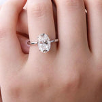 Anel Solitário de Moissanite Oval 4,5ct em Prata 925 com Banho de Ouro Branco 18k, Halo Oculto, Moissanite Cor D VVS1 Certificada — Monlí