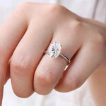 Anel Solitário de Moissanite Oval 4,5ct em Prata 925 com Banho de Ouro Branco 18k, Halo Oculto, Moissanite Cor D VVS1 Certificada — Monlí