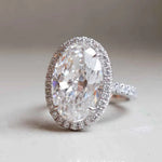 Anel de Moissanite Oval 8ct com Halo em Prata 925 Banhada a Ouro 18k, Moissanite Cor D VVS1 Certificada — Monlí