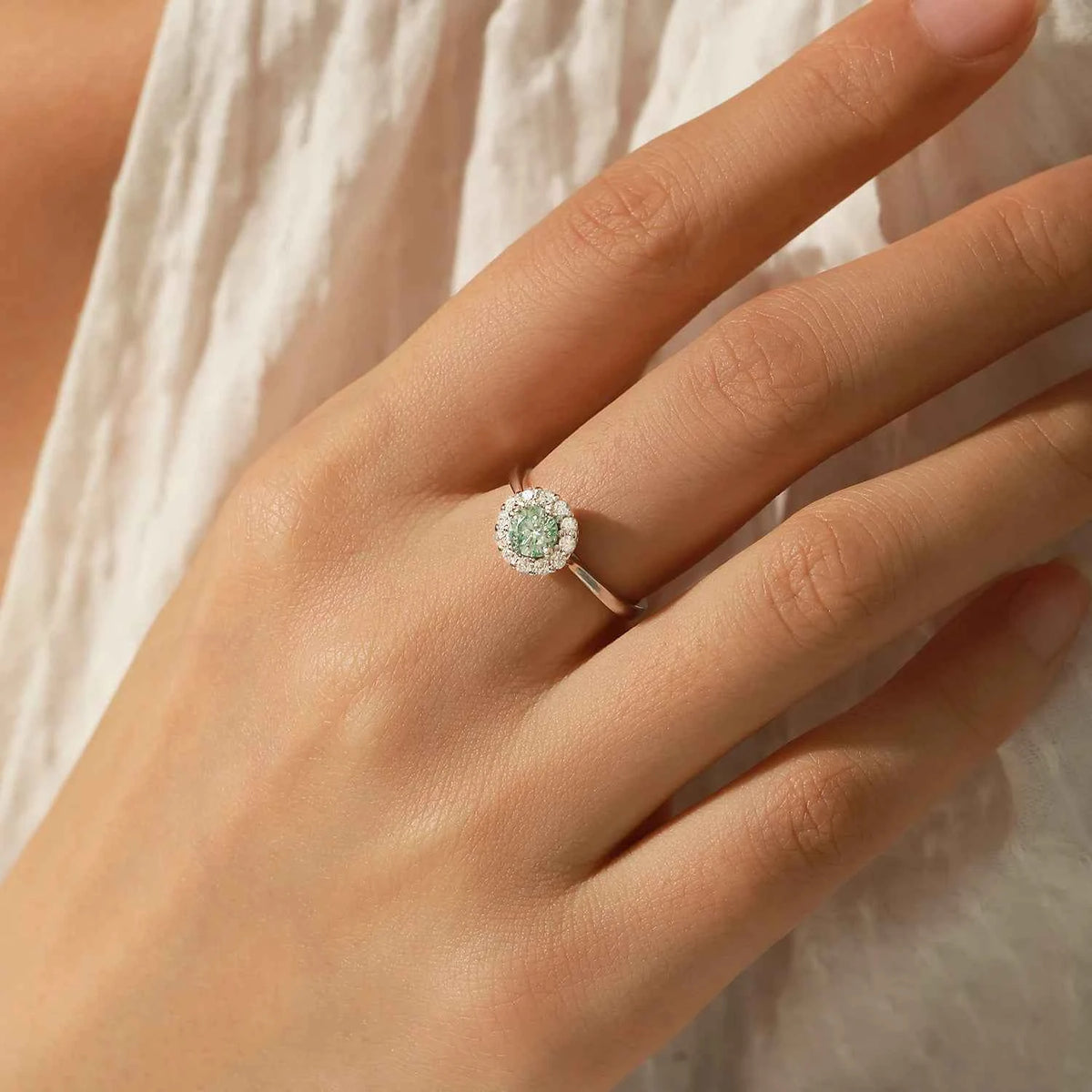 Anel de Moissanite Verde com Halo em Prata 925, Lapidação Brilhante e Certificado VVS1