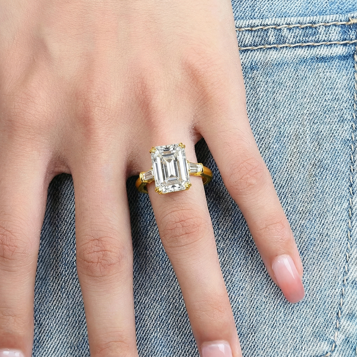 Anel Solitário de Moissanite em Prata 925 com Banho de Ouro 14k - Lapidação Emerald 10 Quilates (10×14mm) e Moissanite Cor D VVS1 Certificada