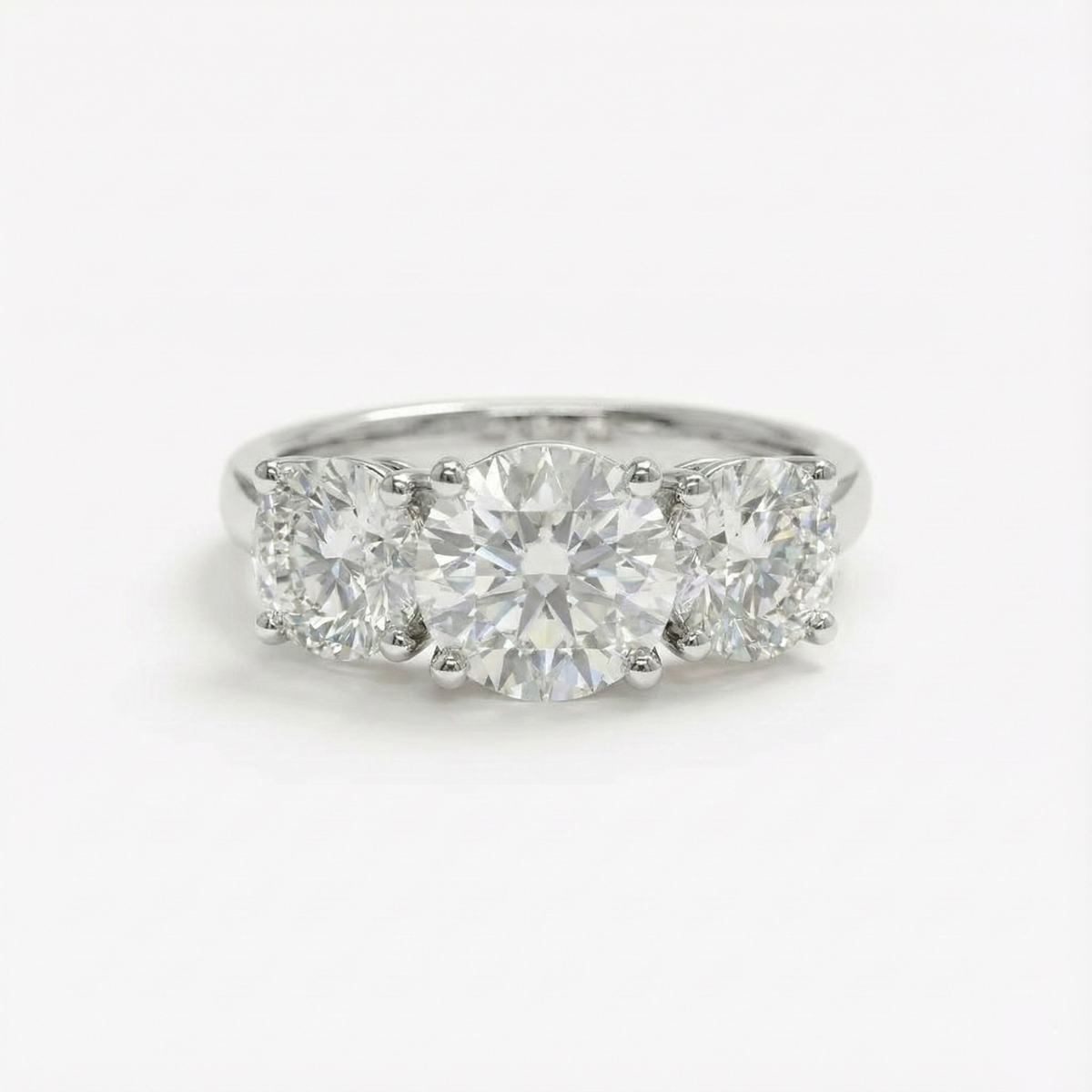 Anel Três Pedras Redondo Brilhante 2–4ct em Moissanite Cor D VVS1 Certificada em Prata 925 — Monlí