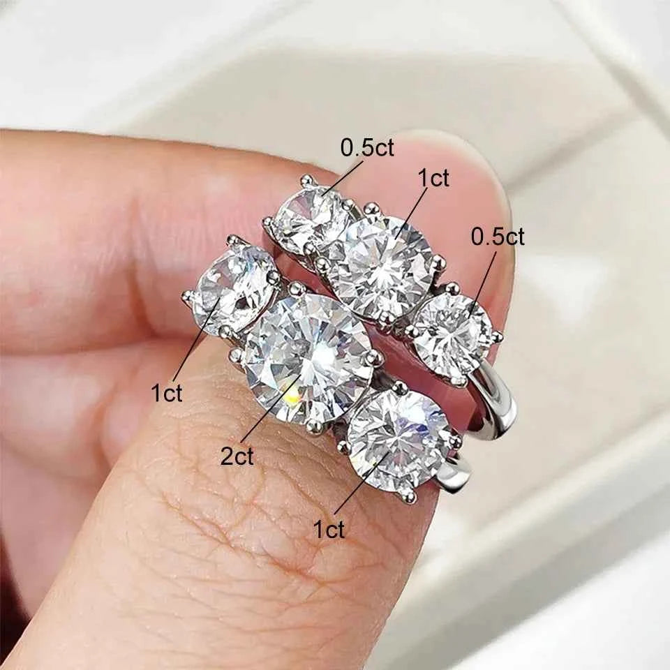 Anel Três Pedras Redondo Brilhante 2–4ct em Moissanite Cor D VVS1 Certificada em Prata 925 — Monlí