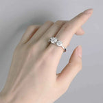 Anel Três Pedras Redondo Brilhante 2–4ct em Moissanite Cor D VVS1 Certificada em Prata 925 — Monlí