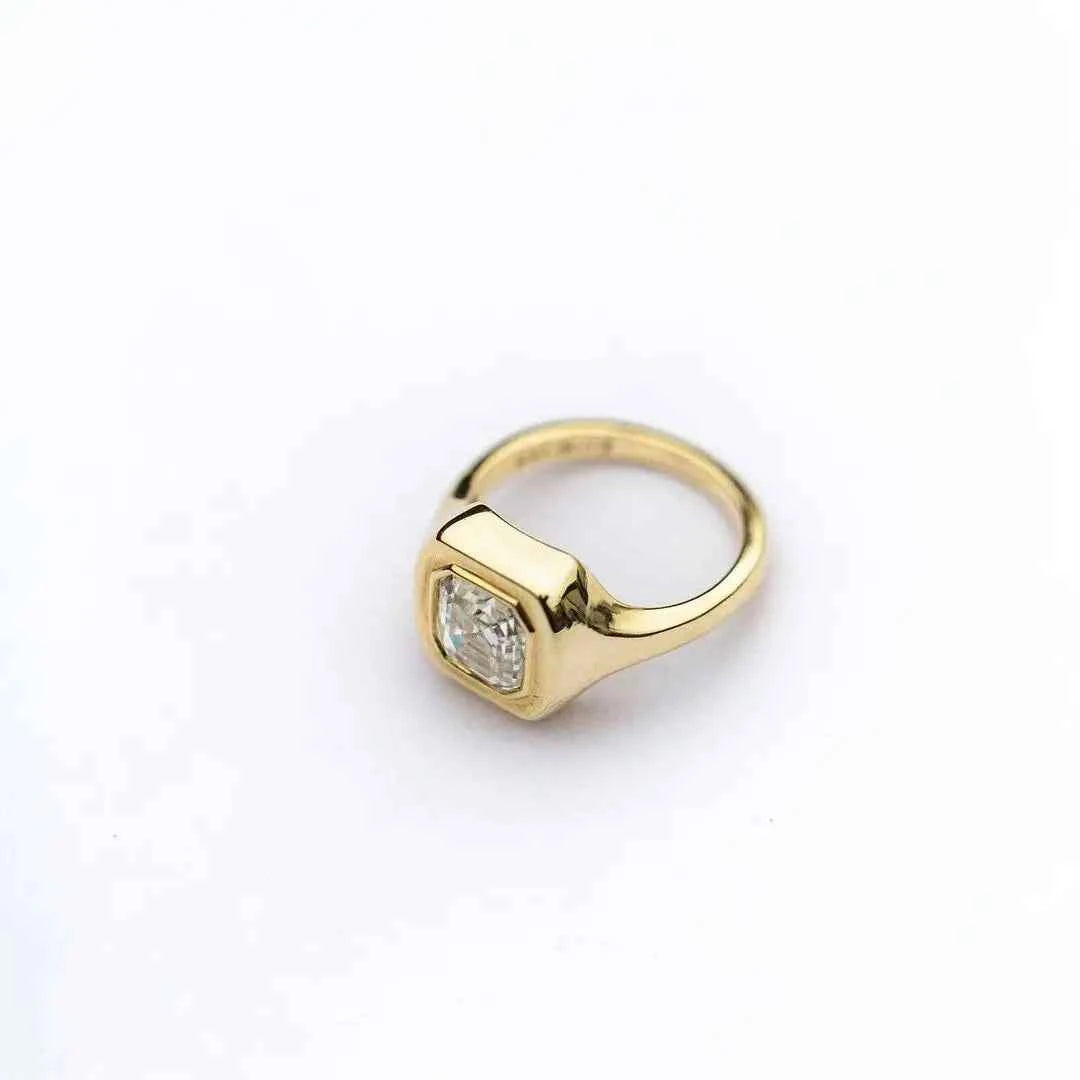 Anel de Moissanite 1,5ct Lapidação Cushion em Prata 925 com Banho de Ouro 18k e Cravação em Moldura VVS1 Certificada