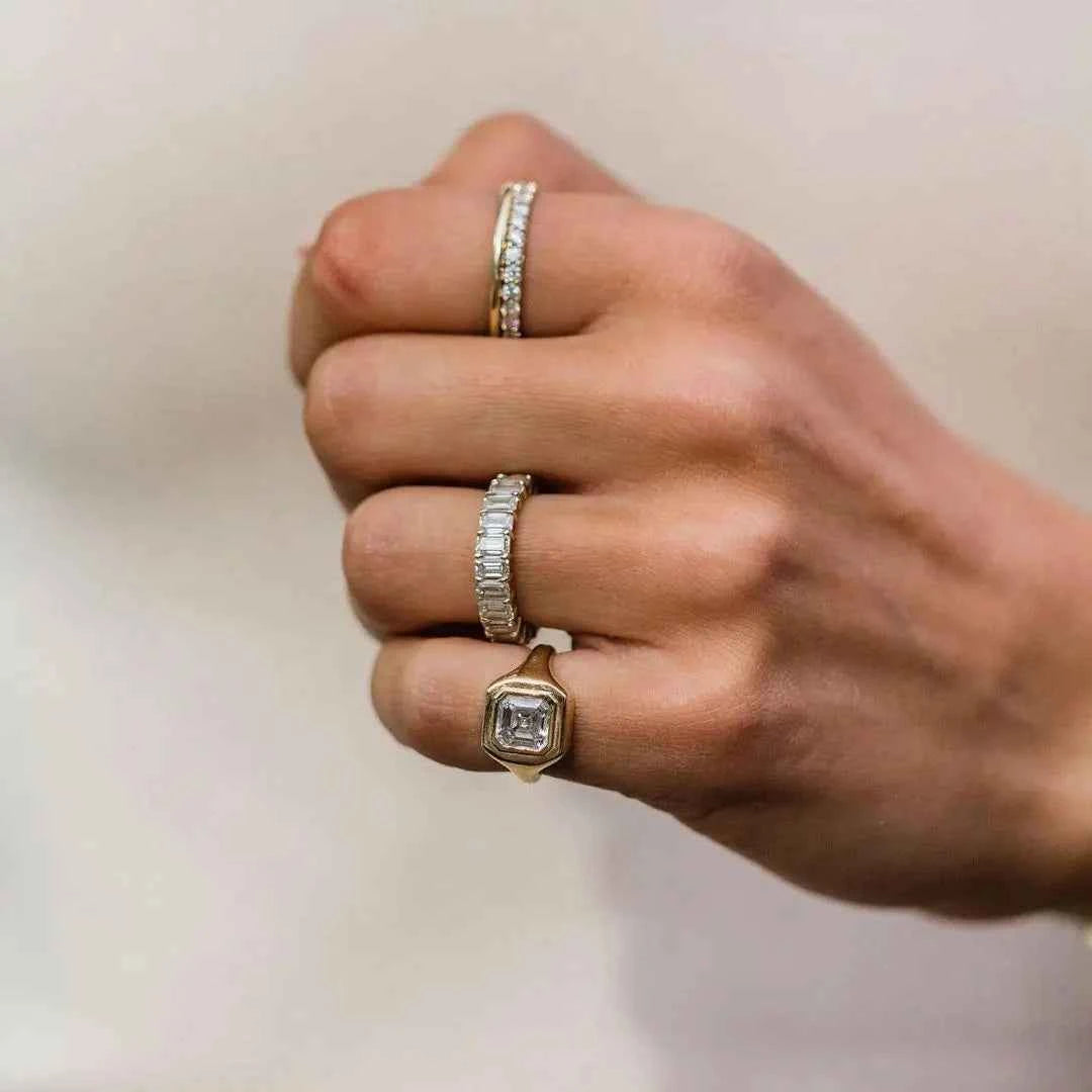 Anel de Moissanite 1,5ct Lapidação Cushion em Prata 925 com Banho de Ouro 18k e Cravação em Moldura VVS1 Certificada