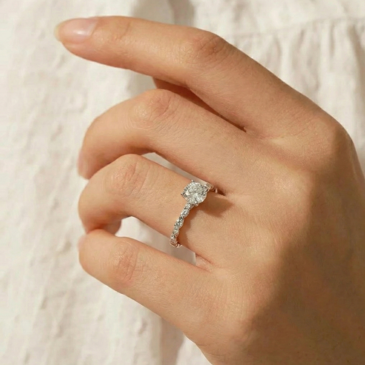 Anel de Moissanite 1ct Prata 925 com Design Torcido e Moissanite Cor D VVS1 Certificada