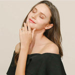 Anel de Moissanite Brilhante 2mm em Prata 925 Banhada a Ouro 18K, Moissanite Cor D VVS1 Certificada — Monlí