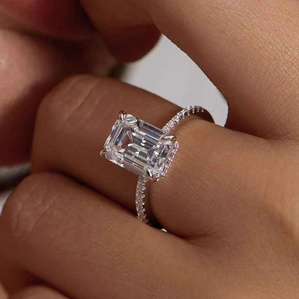 Anel de Moissanite Corte Emerald 4 Quilates com Halo em Prata 925, Moissanite Cor D VVS1 Certificada — Monlí